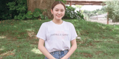IMPACT　SHIT Tシャツを着る鈴木里奈