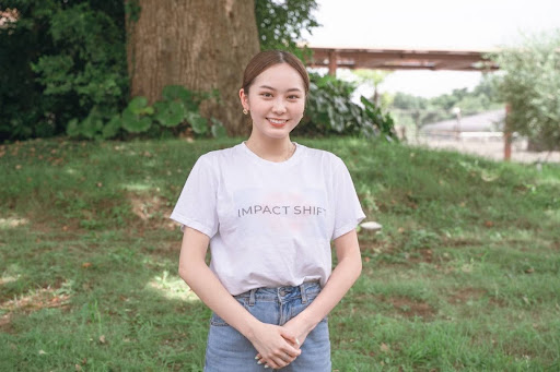 IMPACT　SHIT Tシャツを着る鈴木里奈