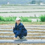 コットンの種を植え、収穫し、糸から作られた服を着る。俳優・松井愛莉が福島コットンの種まきを体験