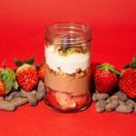 テオブロマ×みんな商店「発酵いちごと発酵カカオムースの腸活パフェ」がこの冬限定で発売